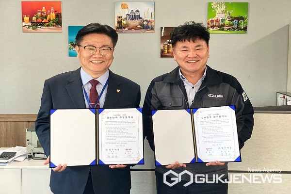 왼쪽부터&nbsp;문길곤&nbsp;회장,&nbsp;홍민기&nbsp;㈜일화&nbsp;초정공장장.(제공=청주예총)