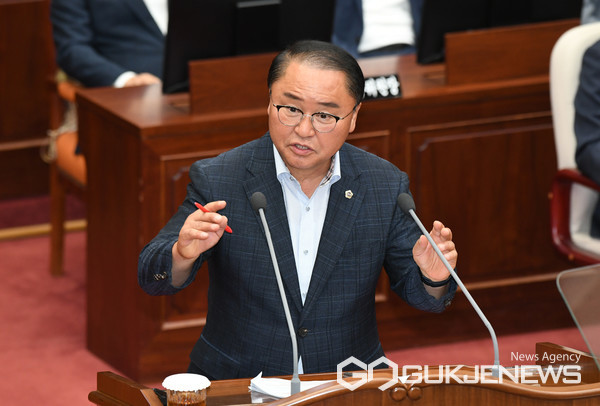 (사진제공=경남도의회) 박춘덕(국민의힘, 창원15)이 7일 열린 경남도의회 제405회 정례회 제1차 본회의 도정질문에서 “창원시 진해구에서 이뤄지고 잇는 진해신항 개발에서 진해는 여전히 변방으로 남아 있어 경남도가 나서야 한다”고 촉구하고 있다.