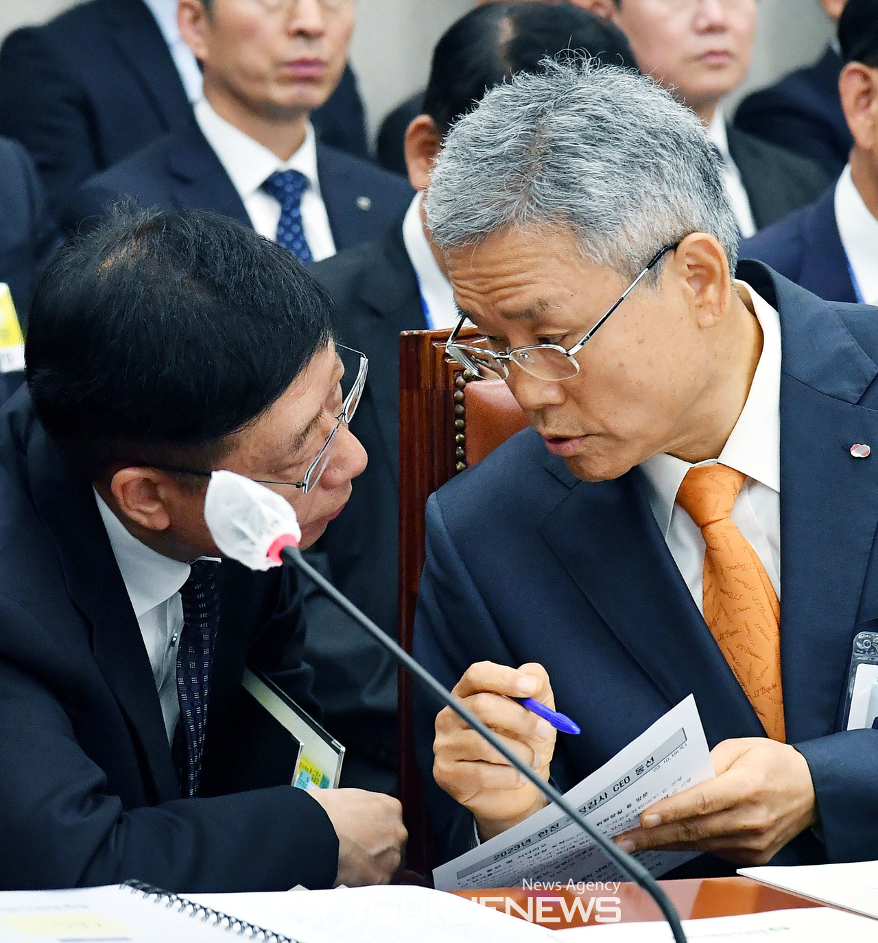 관계자와 대화 하는 김동철 한국전력공사 사장 9145