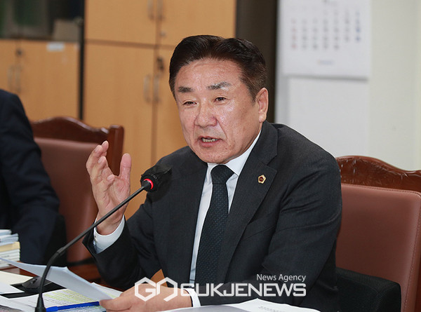 19일 양경호의원은 제주도 등을 상대로 한 행정사무감사에서 제주도의 잘못으로 구 재밋섬 건물을 활용한 아트플랫폼 조성사업과 관련 문화체육관광부에 국비지원을 요청한 유휴공간 문화재생사업이 좌초될 위기해 처했다고 지적했다.[사진=제주도의회]