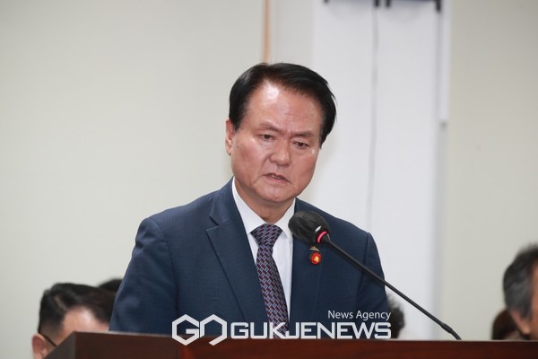 제주아트플랫폼 조성사업 국비 신청과 관련 김희현 정무부지사는 "문체부와 절충을 통해 추진할 수 있도록 문제없이 진행하겠다"고 답했다.[사진=제주도의회]