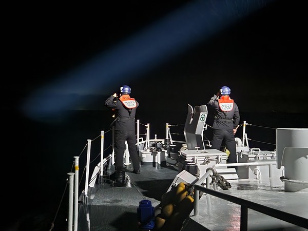 (사진제공=통영해양경찰서) 침몰이 추정되는 선박을 찾기 위해 수색 중이다.