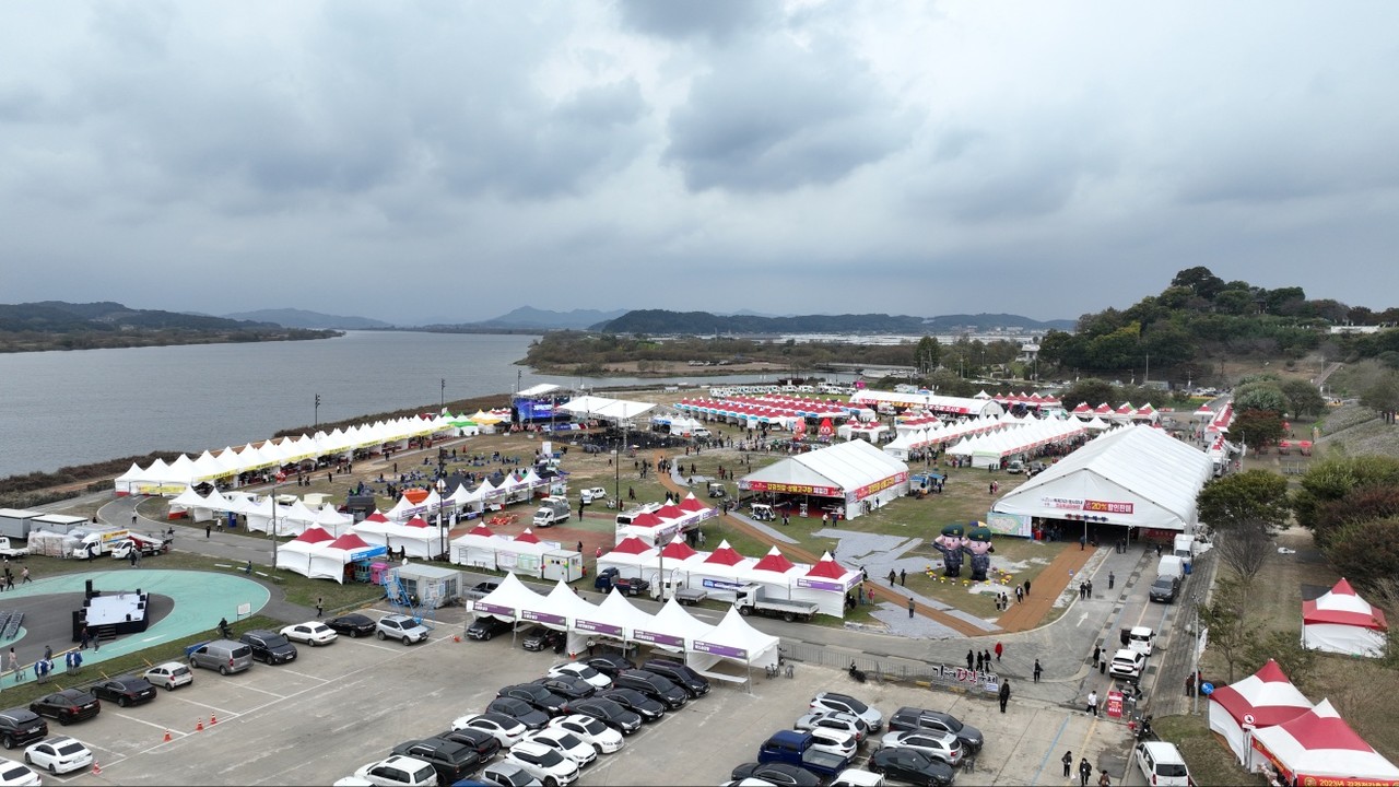 금강 둔치의 축제장 전경(논산시청)
