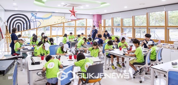 제주국제자유도시개발센터는 세인트존스베리아카데미 제주 에서 진행한 ‘2023 제주국제학교 영어캠프’를 성공적으로 마무리했다고 23일 밝혔다.[사진=제주국제자유도시개발센터]