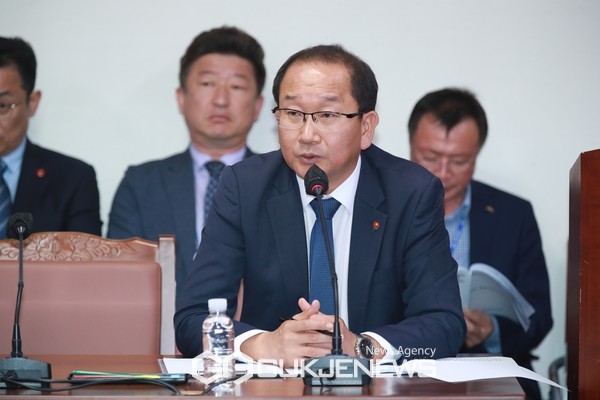 강병삼 제주시장은 들불축제 폐지와 관련 "제도의 취지에 맞게 시민들의 의견을 최대한 존중하고, 원탁회의 결과를 따른 결정"이라는 입장을 고수했다.[사진=제주도의회]