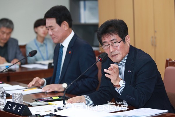 24일 열린 제주도의회 농수축경제위원회 행정사무감사 강평에서 고태민 제주도의원은 강병삼 제주시장의 들불축제 폐지 결정은 월권이라고 강하게 비판했다.[사진=제주도의회]