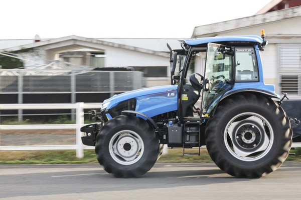 한국마사회, 제주목장 자율주행 트랙터(사진=한국마사회)