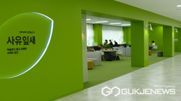 지식과 지혜의 보고이자, 미래를 준비하는 향학 공간인 경상국립대 중앙도서관 내부 사진/구정욱 기자