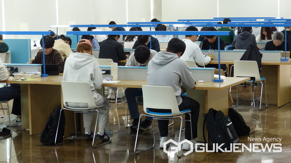 지식과 지혜의 보고이자, 미래를 준비하는 향학 공간인 경상국립대 중앙도서관 내부 사진/구정욱 기자