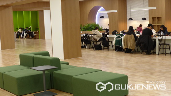 지식과 지혜의 보고이자, 미래를 준비하는 향학 공간인 경상국립대 중앙도서관 내부 사진/구정욱 기자