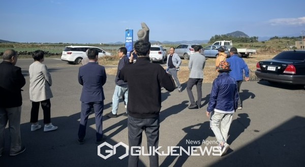 이종우 서귀포시장이 대정읍 어촌신활력 증진사업 현장평가에서 대정읍 어촌의 지속적인 인구 감소 및 산업과 경제 침체로 인하여 어촌신활력 증진사업의 필요성을 강조했다.[사진=서귀포시청]