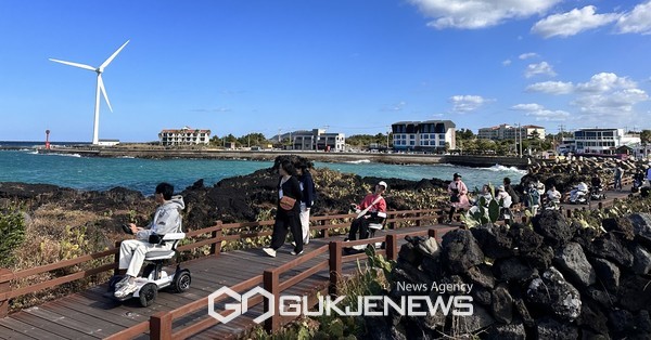 제주도와 제주관광공사는 휠체어 이용 관광약자를 위한 새로운 제주 여행 제시를 위해, 지난 26일부터 28일까지 도내 일원에서 ‘스마트 로봇체어(전동휠체어)로 즐기는 제주 여행’ 팸투어를 시행했다.[사진=제주관광공사]