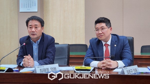 ▲ 지난 26일 최재영 의원(왼쪽)과 최준구 의원(오른쪽)이 더존언론인클럽과 간담회를 갖고 있다.[사진제공=더존언론인클럽]