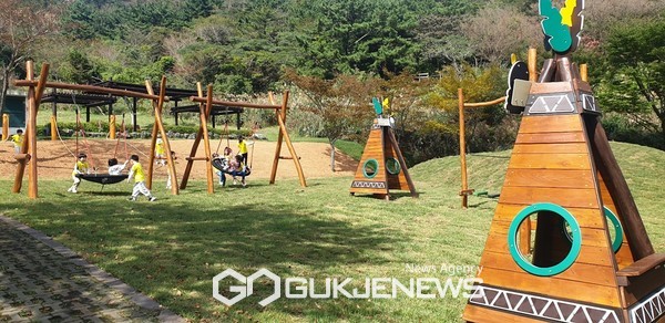 제주도는 미래의 주인공인 아이들이 자연 속 숲 공간에서 자연을 체험하며 마음껏 뛰어놀 수 있는 ‘유아동네숲터’ 2개소를 조성했다.[사진=제주도]