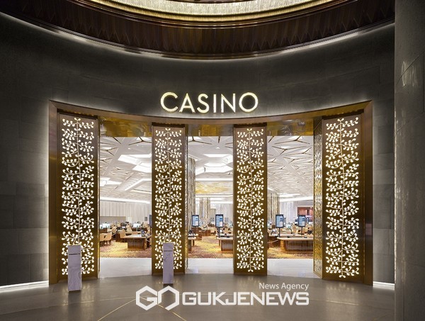롯데관광개발은 1일 제주 드림타워 복합리조트 내 외국인 전용 카지노인 드림타워 카지노의 10월 순매출  198억1,300만원을 기록했다고 공시했다.[사진=롯데관광개발]
