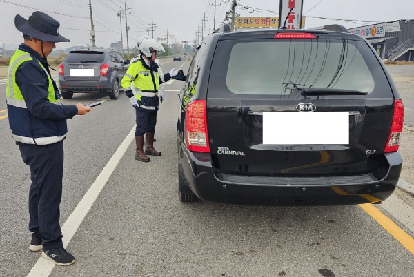 강화군 및 강화경찰서 관계자들이 불법 자동차 단속을 하고 있다.