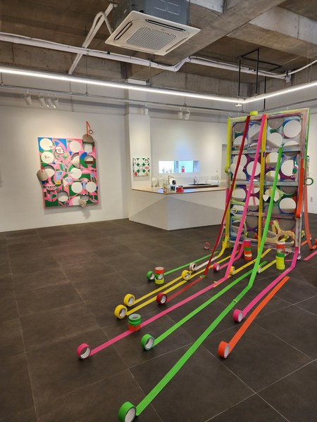 김티나. Now 130×162   Acrylic on canvas 2023 설치.(사진=해운대아트센터 제공)