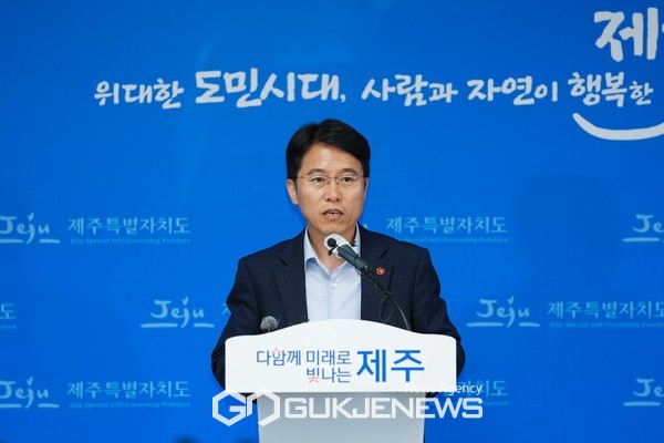 제주도는 1일 오후 4시30분 제주도청 기자실에서 브리핑을 열고 4·3평화재단 운영 책임성 강화하겠다는 입장을 고수했다.[사진=제주도]