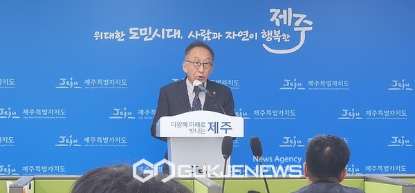 고희범  제주 4·3평화재단 이사장은 2일 제주도청 기자실을 찾아 제주도가 추진하고 있는 조례개정 움직임에 대해 그동안 과정에 대해 설명했다.[사진=문서현 기자]