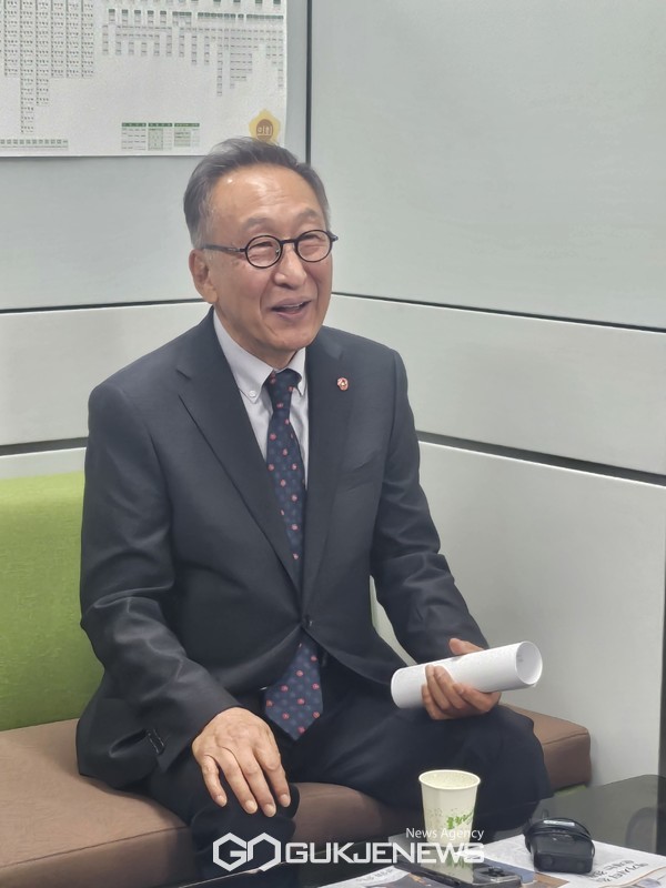 고희범  제주 4·3평화재단 이사장은 2일 제주도청 기자실을 찾아 제주도가 추진하고 있는 조례개정 움직임에 대해 그동안 과정에 대해 설명했다.[사진=문서현 기자]