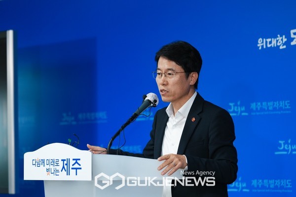 제주도는 4.3평화재단 조례개정과 관련 "도지사의 재단 장악 시도라는 발언에 몹시 유감을 표한다"며 "이번 조례 개정은  4·3평화재단의 책임경영 강화와 미래지향적인 역할 확대를 위해 상근 이사장 체제로 전환하는 내용"이라고 거듭 강조했다.[사진=제주도청]