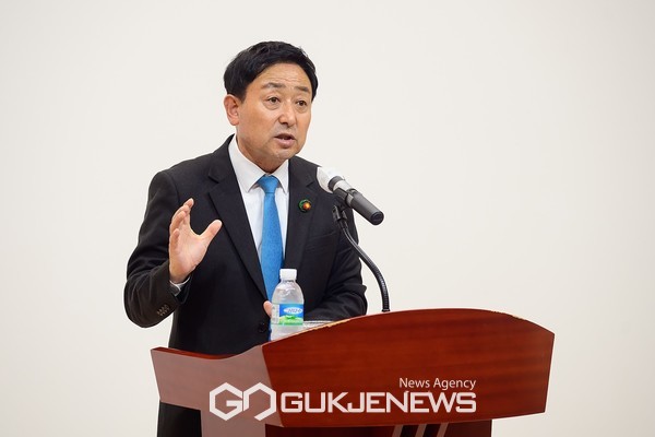 이종우 서귀포시장은 2일 오후 시청 별관 문화강좌실에서 11월 직원조회를 열고 "10월에 트레일러닝대회를 시작으로 글로컬페스타까지 주말마다 치러진 대규모 행사가 시민들로부터 좋을 호응을 받았다"며 직원들의 노고를 격려했다.[사진=서귀포시청]