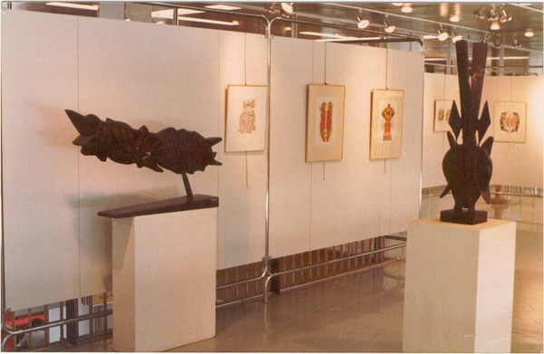 (사진제공=창원특례시)1979년 프랑스 오를리 전시에서 채화와 조각작품이 함께 전시되고 있다.