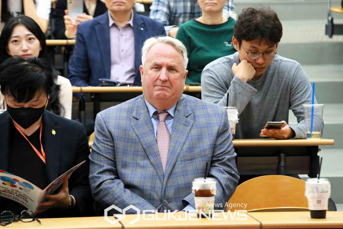 (부산=국제뉴스)인요한 국민의힘 혁신위원장이 이준석 전 대표와 이언주 전 국민의힘 의원이 4일 오후 부산 경성대에서 열리는 무엇이든 물어보살 '이준석-이언주 톡!톡! 콘서트' '를 주제의 토크콘서트에 첨석해 참관하고 있다./사진=이진화 기자