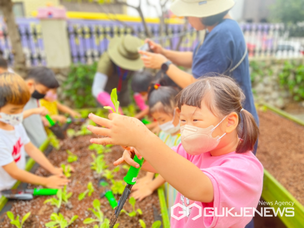 군산농업기술센터는 도심에 시민들의 심리치료와 정서 안정 지원을 위해 도시농업 녹색공간(텃밭) 조성사업을 추진하고 있다.(사진=농업기술센터)