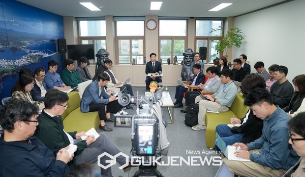 제주4·3평화재단 이사장·이사 임명권을 제주도지사가 갖도록 하는 조례 개정안과 관련 오영훈 지사는 4.3평화재단은  출자·출연기관으로서 다른 공기관과 똑같이 지도감독을 받아야 할 위치에 있다"며 조례 개정 추진 배경을 설명했다.[사진=제주도청]