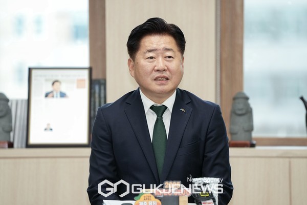 제주 도지사가 이사장·이사 임명권을 가질 경우 도지사가 바뀔 때마다 정쟁의 대상이 될 수 있다는 우려에 대해 오영훈 지사는 " "도지사가 임명하는 절차를 거치는 것이지, 임원 추천이나 이런 과정에서 도지사가 개입할 여지는 제한적이고, 오히려 공개적인 방식을 통해 임원추천위원회를 구성하는 방식이 더 투명해질 것"이라고 역설했다.[사진=제주도청]