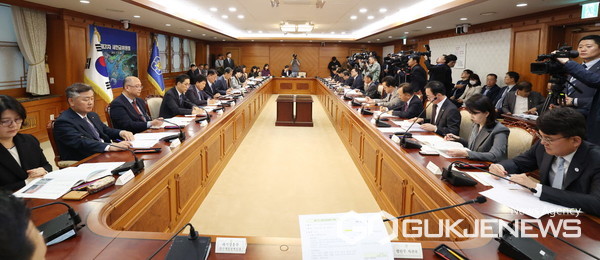 6일,&nbsp;정부서울청사에서&nbsp;열린&nbsp;제31차&nbsp;새만금위원회에&nbsp;한덕수&nbsp;위원장(국무총리)을&nbsp;비롯한&nbsp;박영기&nbsp;공동위원장(전북대&nbsp;부총장),&nbsp;김관영&nbsp;전북도지사,&nbsp;정부위원,&nbsp;민간위원&nbsp;등이&nbsp;참석한&nbsp;가운데&nbsp;새만금&nbsp;명소화사업부지&nbsp;관광개발사업(챌린지테마파크)&nbsp;통합개발계획&nbsp;및&nbsp;새만금&nbsp;산단&nbsp;이차전지&nbsp;사업장&nbsp;환경오염&nbsp;관리&nbsp;방안&nbsp;등의&nbsp;안건을&nbsp;논의하고&nbsp;있다.(사진=전북도)