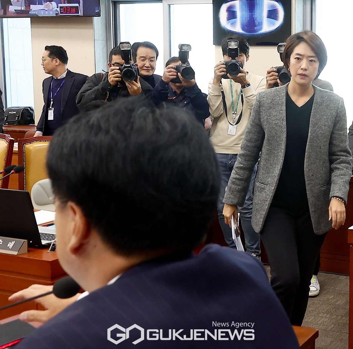 ▲고민정 더불어민주당 의원이 7일 국회 과학기술정보방송통신위원회에서 열린 박민 한국방송공사 사장 후보자 인사청문회에서 장제원 위원장에게 회의 진행과 관련해 항의 후 퇴장하고 있다. /사진=원명국 기자