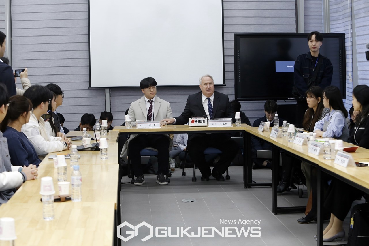 ▲인요한 국민의힘 혁신위원장이 8일 오전 대구 북구 경북대학교 글로벌플라자에서 열린 경북대학교 재학생 간담회에서 인사말을 하고 있다./사진=이진화 기자