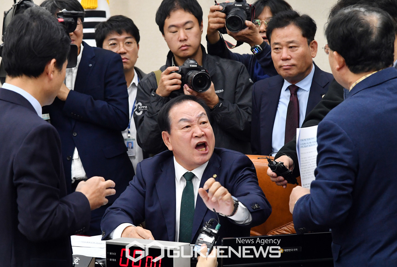 ▲한기호 국회 국방위원장이 8일 오전 서울 여의도 국회에서 열린 국방위원회 전체회의에서 회의 개의를 놓고 김병주 야당 의원과 언쟁을 하고 있다./사진=이용우기자