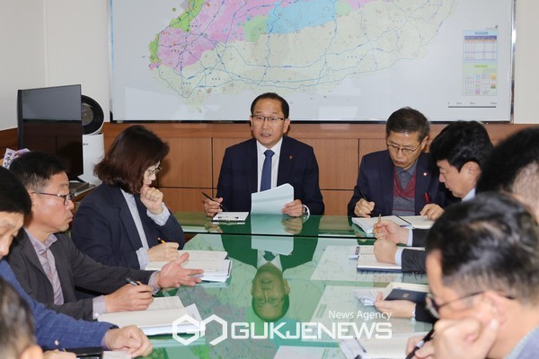 강병삼시장은 8일 11월 둘째 주 주간간부회의를 열고 "앞으로는 이러한 사례가 발생되지 않도록 공직자 모두가 자정의 시간을 갖고 공직기강 확립을 위해 항시 유념해 줄 것"을 당부했다.[사진=제주시청]