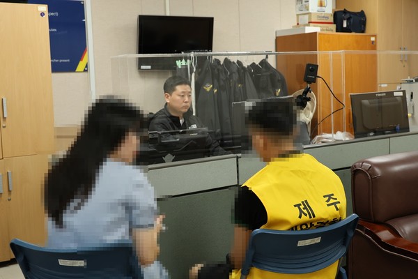 제주해양경찰서(서장 소병용)에서는, 9일 오전 충남 아산시 위치한 유흥업소에서 MDMA(일명 ‘엑스터시’) 및 케타민 등을 투약한 혐의를 받는  A씨등 4명을 마약류관리에관한법률위반(향정)으로 불구속 송치했다.[사진=제주해양경찰서}