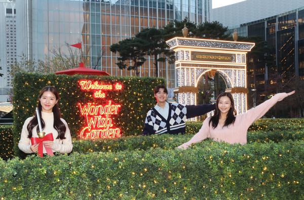 롯데월드타워, 월드파크(야외 잔디광장)에 설치된 크리스마스 정원 ‘원더 위시 가든(The Wonder Wish Garden)’에서 모델들이 포즈를 취하고 있다.(사진=롯데월드타워)