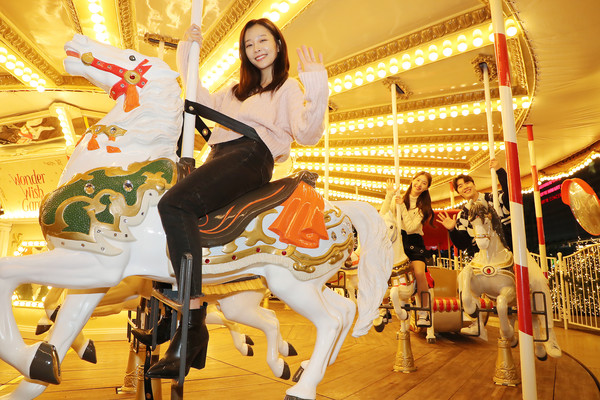 인증샷의 명소 회전목마(사진=롯데월드타워)