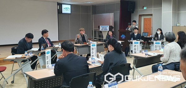 (사진제공=남해군)남해군인재육성재단이 장학사업 개선을 위한 토론회를 진행하고 있다