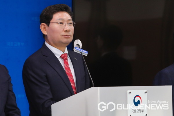 15일 세종시 국토교통부 청사에서 공공주택지구 지정 계획이 발표된 가운데 이상일 용인특례시장이 기자들의 질의에 답변하고 있다.(2)(사진=용인시)