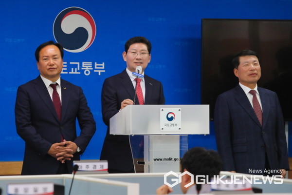 15일 세종시 국토교통부 청사에서 공공주택지구 지정 계획이 발표된 가운데 이상일 용인특례시장이 기자들의 질의에 답변하고 있다.(3)(사진=용인시)