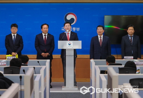 15일 세종시 국토교통부 청사에서 공공주택지구 지정 계획이 발표된 가운데 이상일 용인특례시장이 기자들의 질의에 답변하고 있다.(4)(사진=용인시)