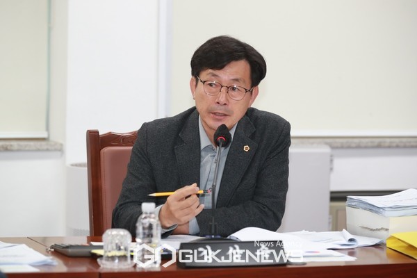 제주도의회 강상수의원이 10억원을 들여 서귀포시가 추진한 글로컬페스타 행사에 관련 여러가지 잘못된 점이 있었음에도 예산을 또 올렸다"며 "계속 진행할 것인지 고민이 필요하다"고 지적했다.[사진 =제주도의회]