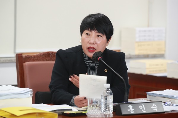 제주도의회 홍인숙 의원은 글로컬 페스타에 예산이 집중되다 보니 1억1000만원을 갖고도 시너지 효과를 보고 있는 관광 행사 예산도 지키지 못해 일몰사업이 됐다"고 지적했다.