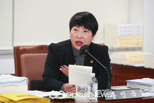 홍인숙 의원은 "숙의형 원탁회의 결과는 유명무실 없어지는 것"이냐며 "들불축제 관련 상황은 이미 답정너로 정해놓고 시작한 것으로 생각한다"고 날을 세웠다.[사진=제주도의회]