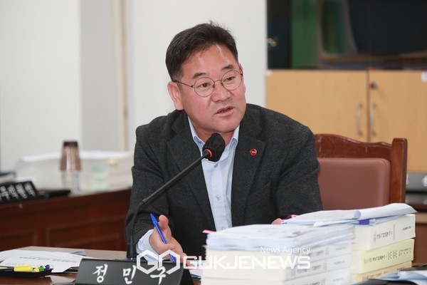 제주도의회 정민구 의원도 내년에 들불축제를 개최하지 않기로 했다면, 전년도에 반영했던 15억원 만큼 다른 부분에 반영됐어야 하는데, 읍면동 및 제주시 본청 문화예술 관련 예산이 모두 삭감이 됐다"고 지적했다.[사진=제주도의회]