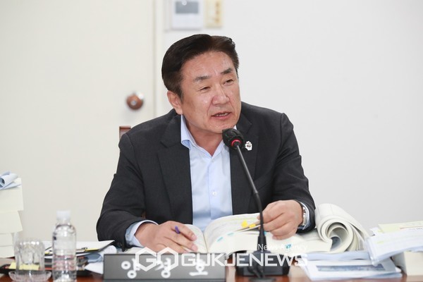 제주도의회 양경호 의원은 "내년에 들불축제도 안 열리는데 2000만원을 들여 김포공항 무빙워크 벽면에 광고한다는 거냐"고 비판했다.[사진=제주도의회]