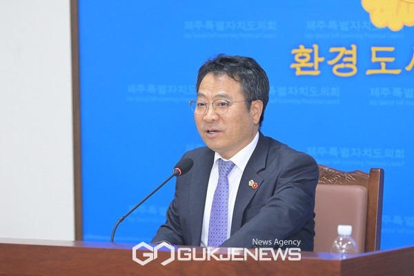 제주4.3을 왜곡하는 내용의 현수막을 금지하는 내용의 조례 개정안이 제주도의회 상임위원회를 통과하면서 내년 1월 1일부터는 거리 곳곳에 무분별하게 설치되고 있는 정당현수막은 읍.면.동별 2개 이내로만 게첨할 수 있다.[사진=제주도의회]