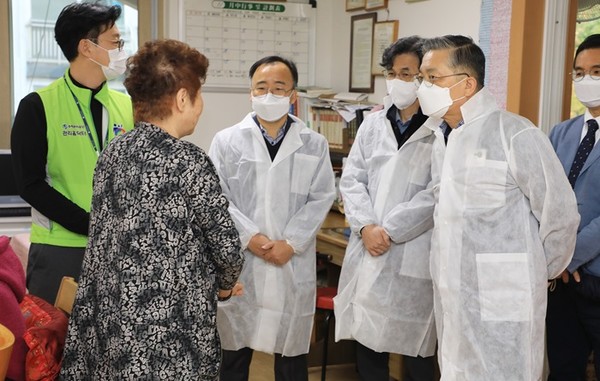 (사진제공=LH) 이한준 LH사장이 대방1 영구임대 노인정 소독현장을 점검하고 입주민과 대화하고 있다.